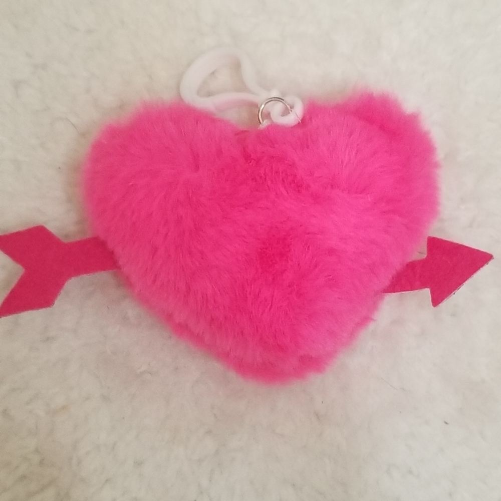 2 pcs POM POM Fuzzy Heart Keychains - Picture 7 of 12